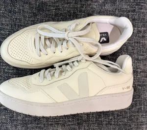 Men’s Veja v-90 shoes- like new size 8 thumbnail 1