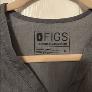 FIGS Catarina One-Pocket Scrub Top™ in Graphite size small thumbnail 4