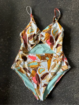 Aerie Women’s Medium Floral Cut Out One Piece Ruffle Swimsuit Twist thumbnail 1