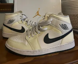 Jordan 2022 Women’s Air 1 Mid 'Coconut Milk thumbnail 2