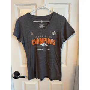 Denver Broncos Super Bowl 50 Champions Shirt NFL‎ Pro Line Women's V Neck Medium thumbnail 2