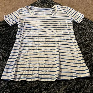 Lululemon blue and white‎ top S thumbnail 1