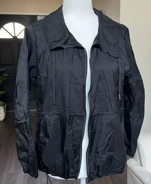 Lululemon windbreaker jacket in great condition. Size 8 thumbnail 1
