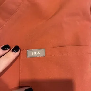 FIGS Set Catarina One Pocket Scrub Tops Medium Orange And Black EUC thumbnail 7