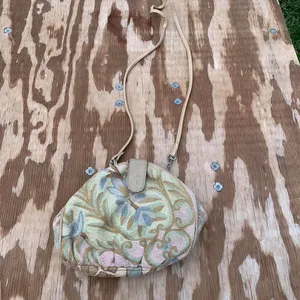 Vintage embroidered floral purse thumbnail 3