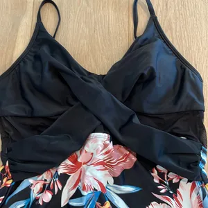 Cupshe black and tropical floral one piece swimsuit NEW WITH TAGS thumbnail 2