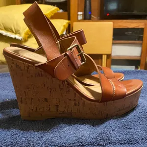 Mossimo Supply Co. Tan Leather Sandals Minor scratches refer to picture thumbnail 4