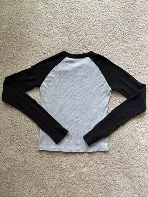 Brandy melville John Galt Pacsun Long-Sleeve Top Gray & Black Raglan size small thumbnail 7