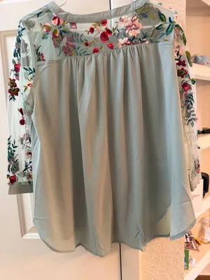 Umgee floral embroidered mesh sleeve top women’s small Sage Green thumbnail 2