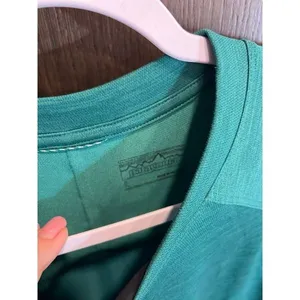Patagonia woman's large long sleeve shirt thumbnail 3
