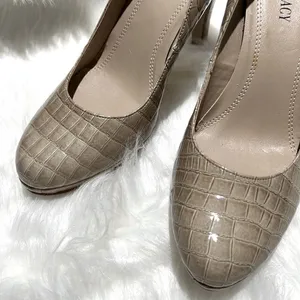 NWOT Ellen‎ Tracy Nude Crocodile Embossed Pump Heels Size 6M. B65 thumbnail 1