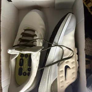NWOT‎ Nike Air Winflo 9 Shield Women’s size 8 thumbnail 1