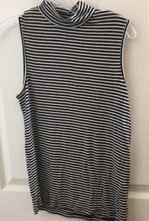 FINAL MARKDOWN Ladies gap top medium thumbnail 1