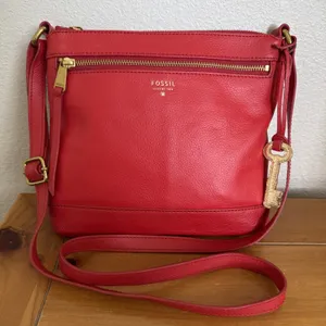 FOSSIL Red Pebble Leather Messenger Medium Crossbody/Shoulder Bag Key Charm thumbnail 1