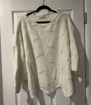 Women's Oversized Boutique Sweater Size Medium thumbnail 1