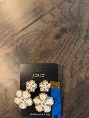 New With Tags JCrew Factory White and Gold Beaded Flower Earrings thumbnail 3