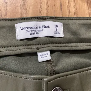 Abercrombie & Fitch The 90's Relaxed High Rise Cargo Vegan Leather Pants Size 6 thumbnail 8
