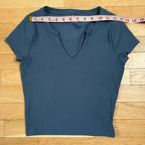 Hollister gray v-neck t-shirt thumbnail 4