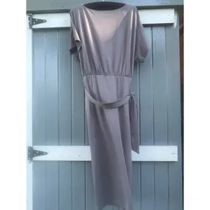 Halara Taupe Mauve Short Sleeve Elastic Waist Tie Belt Tulip Hem Midi Dress M thumbnail 2