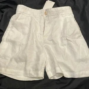 Aritzia NWT chariot organic tailored look linen shorts white 2 thumbnail 1