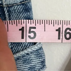 Hollister Jeans Curvy Ultra High Rise Mom Jeans Belted Raw Hem Size 7 Regular‎ thumbnail 4