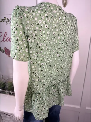 Beautiful Women’s Top Size M Green Size M thumbnail 3