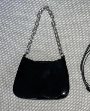 Small Von Maur Faux Patent Leather Black Purse Silver Chunky Chain Strap thumbnail 2