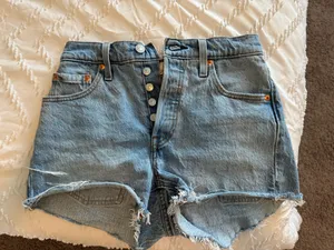 Levi shorts  thumbnail 1