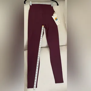 NWT Vuori Chilled Out Performance Legging in a Cerise Color Size S thumbnail 6