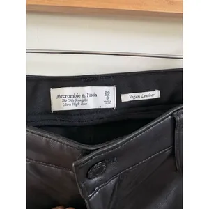 Abercrombie & Fitch The 90s Straight Ultra High Rise Black Leather Pants Size 29 thumbnail 4