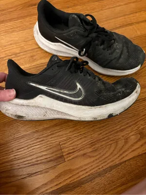 Black Nike Sneakers Size 7.5 thumbnail 2