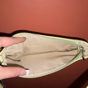 SheIn Croc-Embossed Shoulder Bag in Light green thumbnail 2