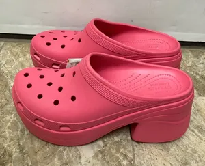 Pink Croc clogs NWT thumbnail 1