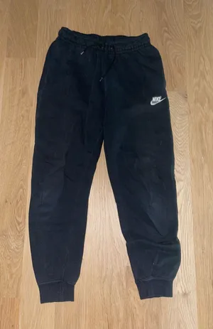 Nike Sportswear Essential Women’s Fleece Sweatpants thumbnail 1
