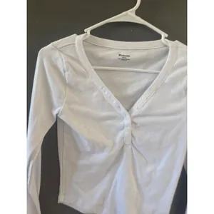 No Boundaries Womens White Long Sleeve Henley V-Neck Button Top‎ Size S 4-6 thumbnail 2