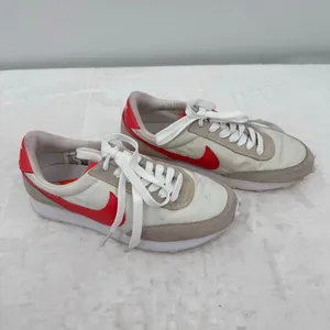 Nike Daybreak Retro White with Magic Ember Coral Swish Low Top Sneakers Size 7 thumbnail 5