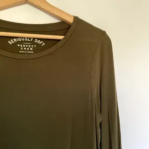 Aero seriously soft‎ perfect crew olive green long sleeved top women's size M thumbnail 2