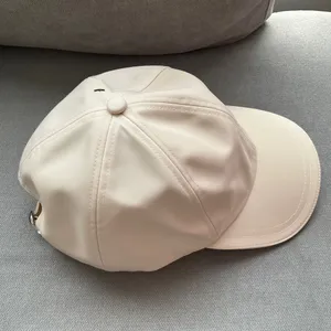 Alo Yoga Satin Off-Duty Cap Crème thumbnail 4