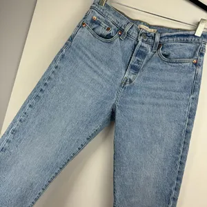 Levi’s Wedgie Straight Leg Jeans Sz 28 Light Wash Button Fly thumbnail 9