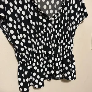 Zara plunging v neck black and‎ white polka dot print Top Size Medium thumbnail 3