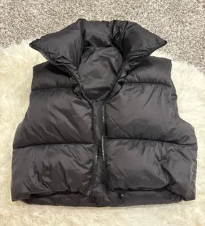Cropped Black Puffer Vest Amazon thumbnail 1