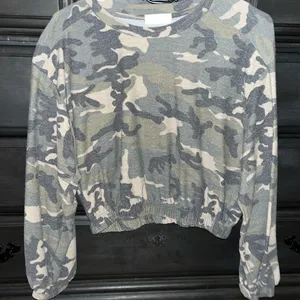 Altar'd State Cropped camo long sleeve top thumbnail 1