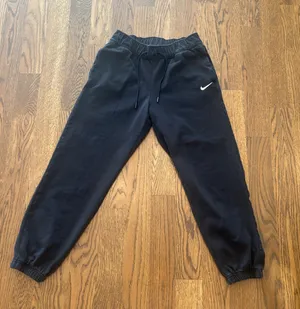 Nike Women’s Black Solo Swoosh Sweatpants thumbnail 2