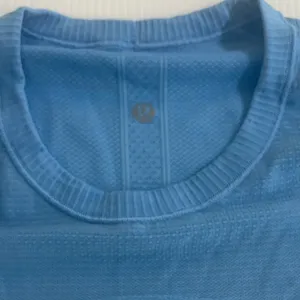 Women’s Lululemon light blue long Sleve thumbnail 9