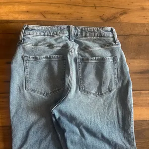 Hollister Curvy Short High-Rise Jeans thumbnail 5