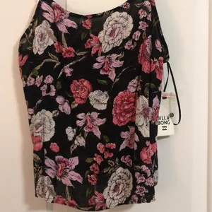 Nwt billabong top thumbnail 1