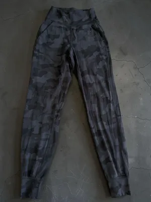 LULULEMON Gray Camo Jogger Active Pants Size 00 thumbnail 1