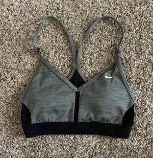 Nike sports Bra thumbnail 1