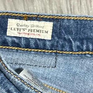 🌟HOST PICK🌟LEVI'S PREMIUM DARK WASH 70S HIGH RISE STRETCH FLARE JEANS Sz29 thumbnail 6