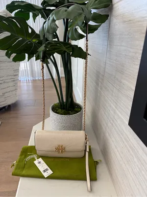 Tory Burch crinkle Cream patent leather Logo Crossbody/wristlet strap Preloved thumbnail 3